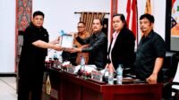 BUPATI SAMOSIR SAMPAIKAN NOTA